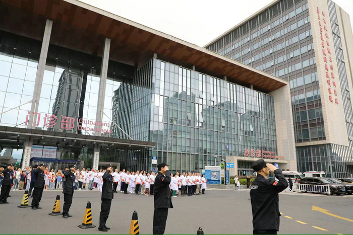 红旗飘扬 我院举行2024年国庆升旗仪式3.jpg