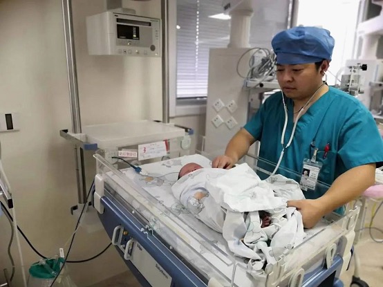 男子高铁突发腹痛 苏州儿科医生紧急施救.jpg