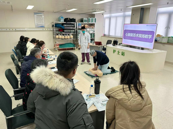 筑牢生命防线 我院开展2024年第一期冠心病患者家庭救护培训2.jpg