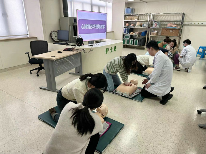 筑牢生命防线 我院开展2024年第一期冠心病患者家庭救护培训3.jpg