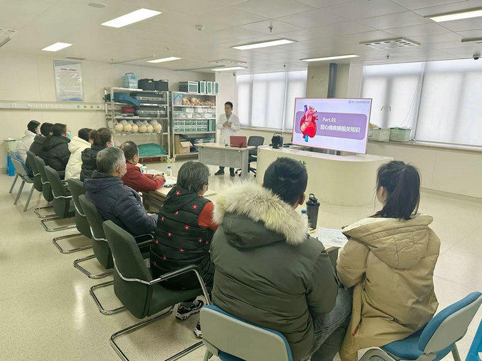 筑牢生命防线 我院开展2024年第一期冠心病患者家庭救护培训.jpg