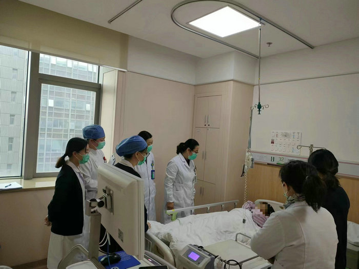 直径20厘米!高龄老人遭遇巨大盆腔肿块.jpg 直径20厘米!高龄老人遭遇巨大盆腔肿块.jpg