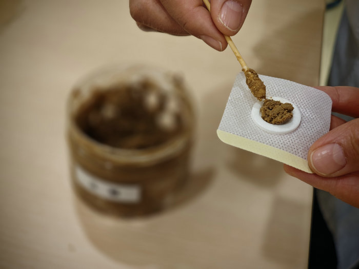 中医科穴位贴敷疗法显奇效,家属赠锦旗致谢2.jpg 中医科穴位贴敷疗法显奇效,家属赠锦旗致谢2.jpg