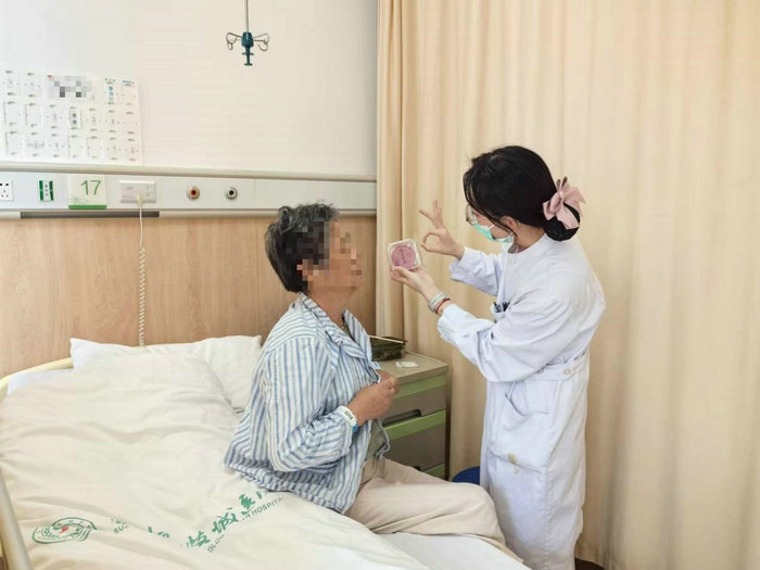 大妈爱吃月饼进了医院 专家提醒“糖友”们吃月饼要悠着点儿_1.jpg
