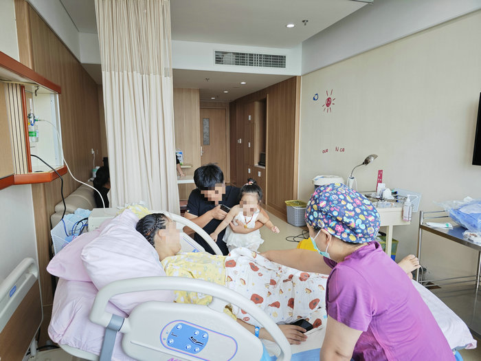 宝爸全程陪伴！家庭一体化产房体验在“家”生娃.jpg