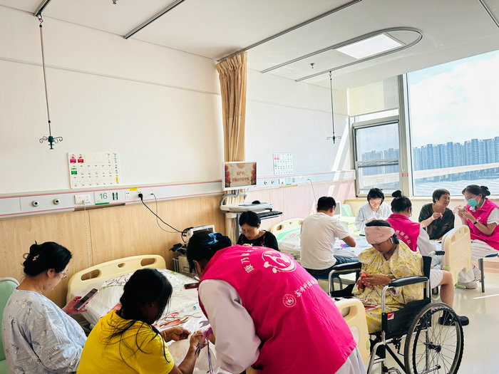 我院开展“庆中秋”DIY蝴蝶鱼灯活动，点亮住院温情.jpg