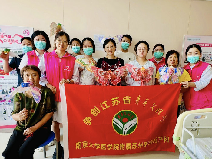 我院开展“庆中秋”DIY蝴蝶鱼灯活动，点亮住院温情2.jpg