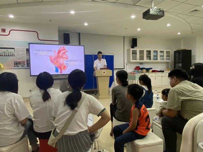 市民踊跃参与！我院开展急救公益培训 为生命护航2.jpg
