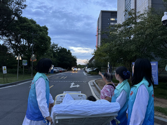 创新安宁疗护服务，夕阳余晖下见证生命温情.jpg