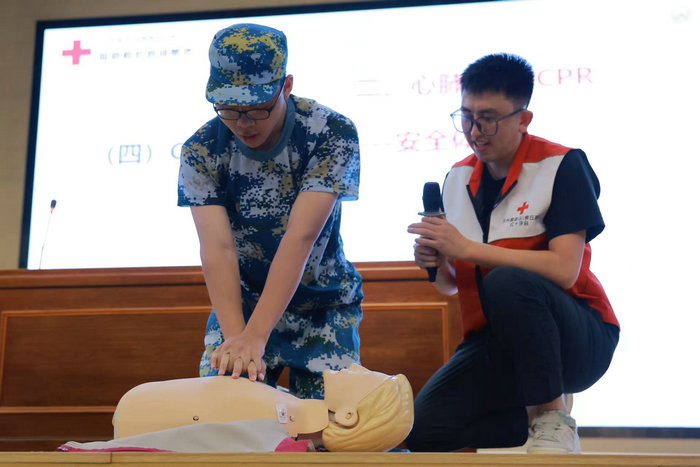 党员、青年医护为青少年上好安全自护“开学第一课”3.jpg